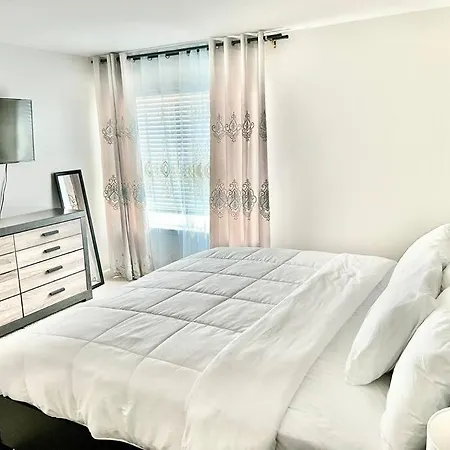 Spacious 4-Bedroom House,6Beds With Office Space